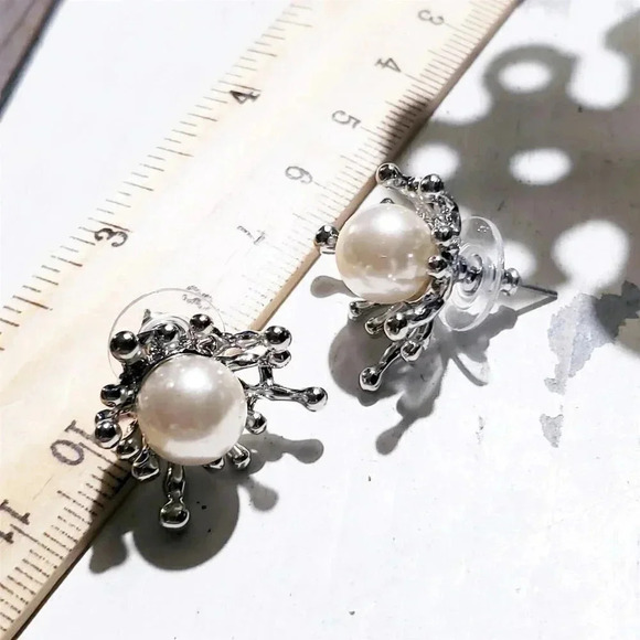 Abstract Art Silver Off White Starburst Glass Pearl Platinum Plate Stud Earrings - Picture 8 of 8